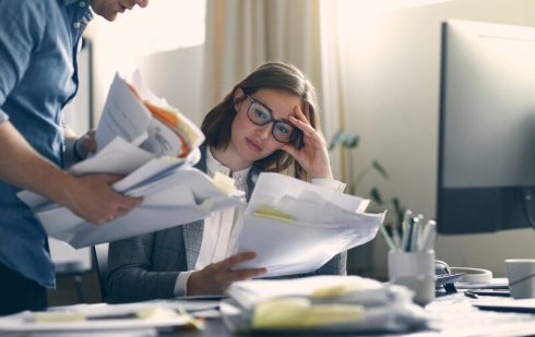 Echipă analizând documentele pentru procedura de insolvență firmă