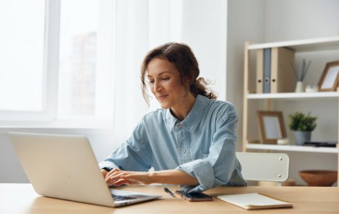 Antreprenor lucrând cu e-factura - sistem de facturare electronică