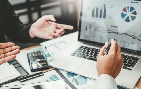 Analiză investiții la bursă - ghid pentru începători cu grafice financiare