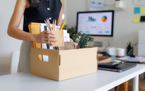 Femeie împachetând articole de birou - suspendarea activității unei firme