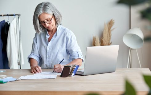 Oto propozycje alt text i title dla tego zdjęcia w kontekście artykułu o wyborze kodu CAEN: Alt text: "Przedsiębiorczyni wypełniająca dokumenty rejestracyjne i wybierająca odpowiedni kod CAEN dla swojej firmy" Title: "Wybór kodu CAEN dla firmy - właścicielka biznesu analizująca klasyfikację działalności gospodarczej w 2024" Alternatywne wersje: Alt text (krótsza wersja): "Kobieta pracująca nad dokumentacją firmy i wyborem kodu CAEN przy laptopie" Title (krótsza wersja): "Proces rejestracji firmy - przedsiębiorczyni określająca kod CAEN swojej działalności" Wersja w języku rumuńskim (dla spójności z artykułem): Alt text: "Antreprenoare completând documente de înregistrare și alegând codul CAEN potrivit pentru afacerea sa