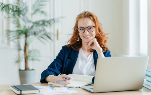 Contabilă analizând documente financiare și clasificând cheltuielile companiei în deductibile și nedeductibile fiscal